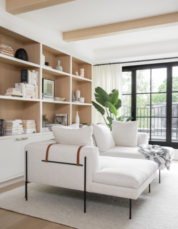 Dinding putih bersih dengan aksen kayu elegan